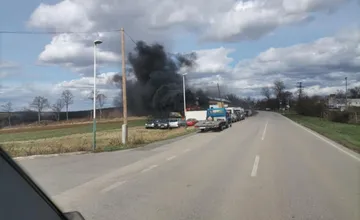 Na začiatku obce Cabaj-Čápor horí autoservis, ľudia hlásia dlhé kolóny