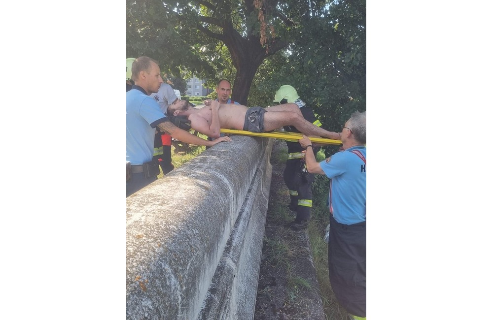 FOTO: Muž v bezvedomí ležal v potoku Podlužianka, foto 3