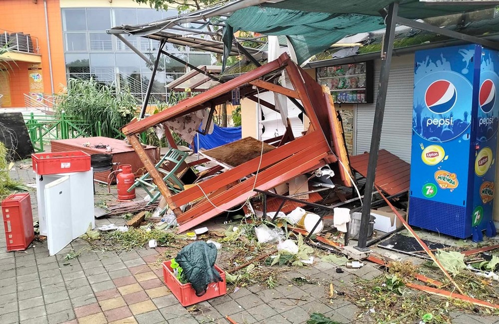 FOTO: Kúpalisko v Podhájskej zrejme zničilo tornádo, foto 2