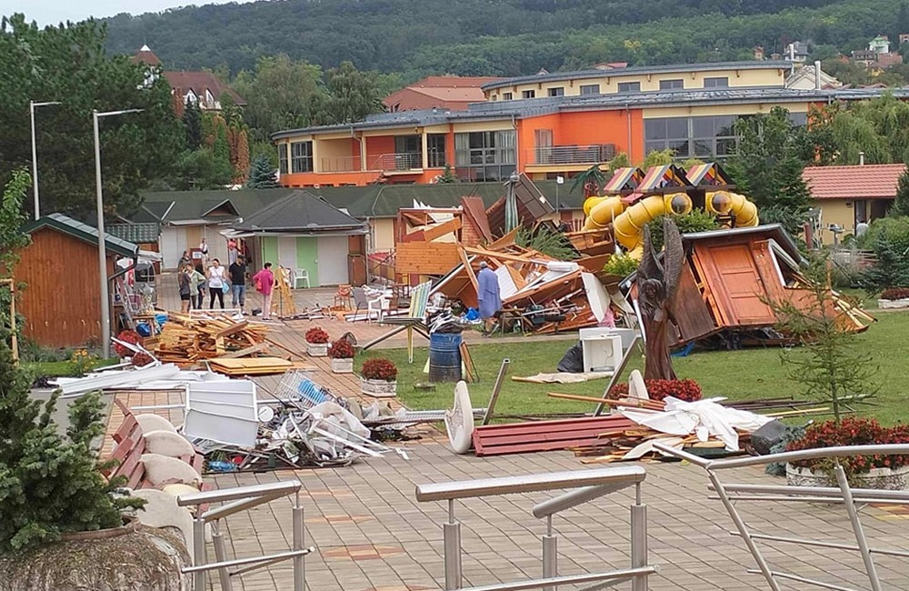 FOTO: Kúpalisko v Podhájskej zrejme zničilo tornádo, foto 3