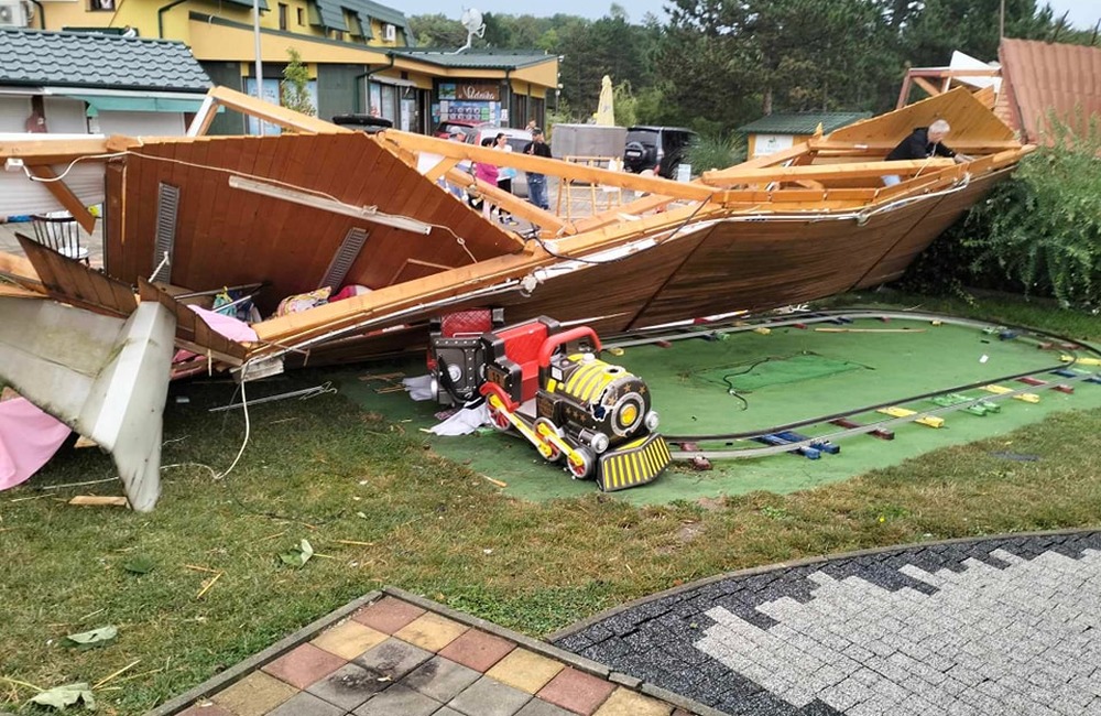 FOTO: Kúpalisko v Podhájskej zrejme zničilo tornádo, foto 4