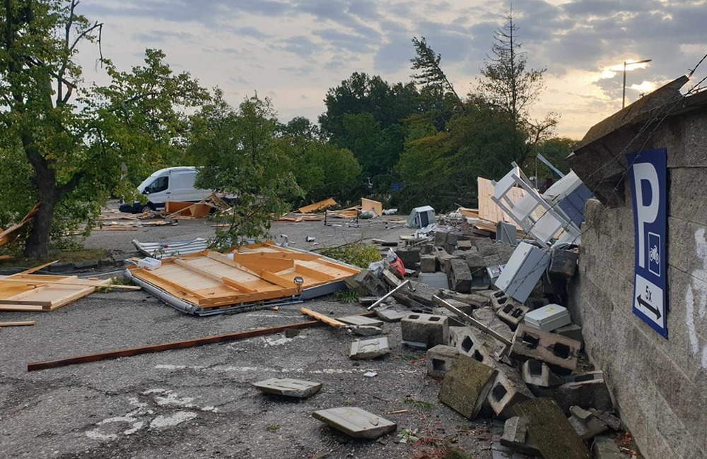 FOTO: Kúpalisko v Podhájskej zrejme zničilo tornádo, foto 11