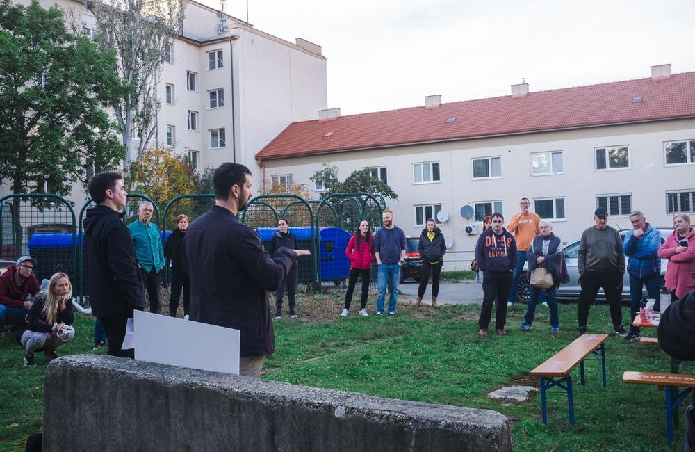 FOTO: Stretnutie obyvateľov vnútrobloku na Bernolákovej ulici, foto 2