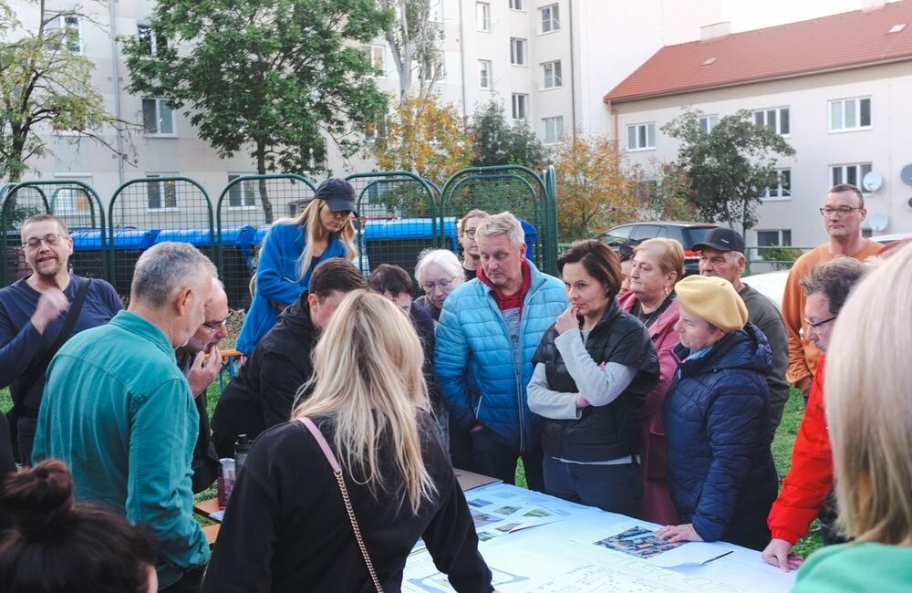 FOTO: Stretnutie obyvateľov vnútrobloku na Bernolákovej ulici, foto 4