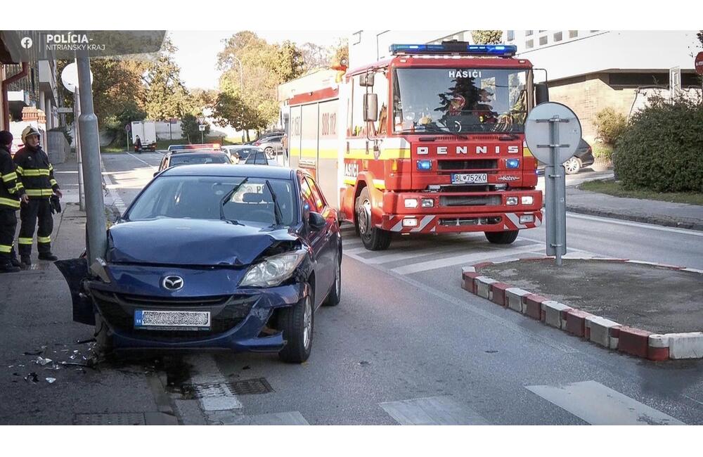 FOTO: Opitá vodička v Nitre narazila do troch áut a lampy, foto 3