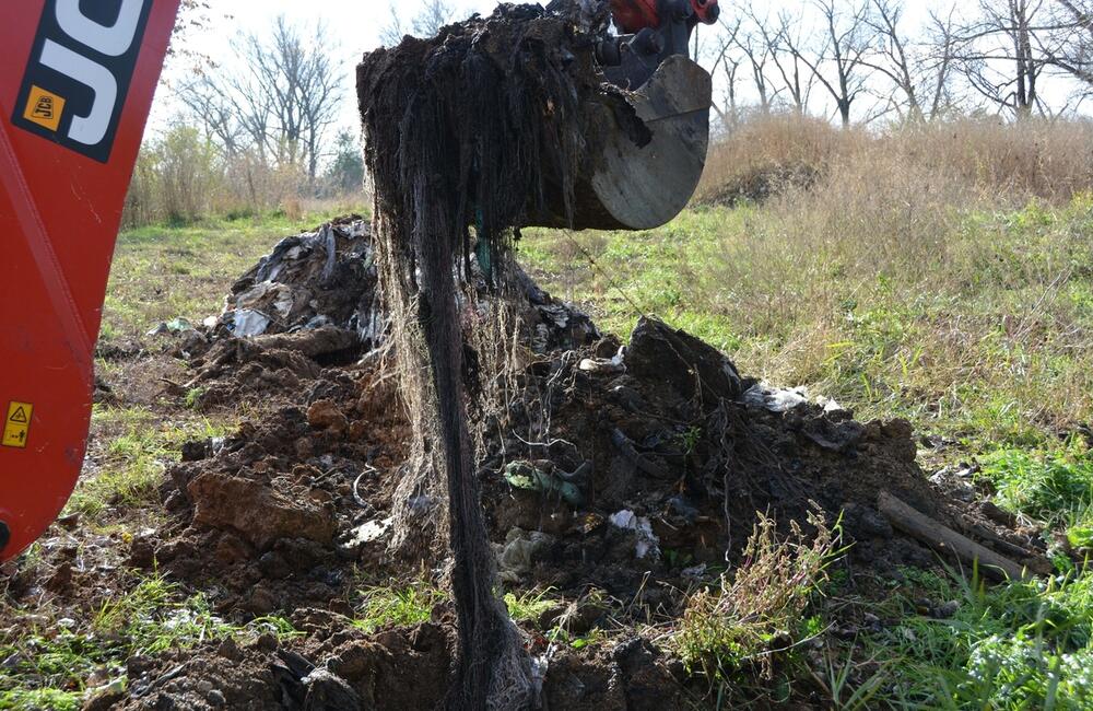 FOTO: Enviropolícia našla v Lužanoch nelegálnu skládku odpadu, foto 1