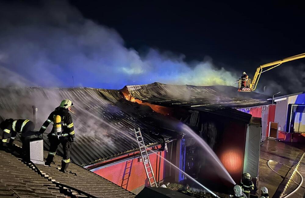 FOTO: Hasiči zasahovali pri požiari haly mäsovýroby v Tešedíkove, foto 3