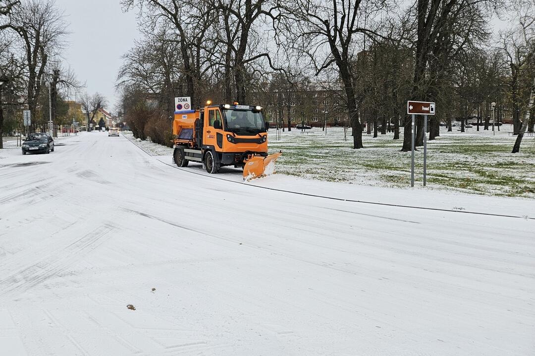 FOTO: Cestári odhŕňajú ulice zasneženého Komárna, foto 7