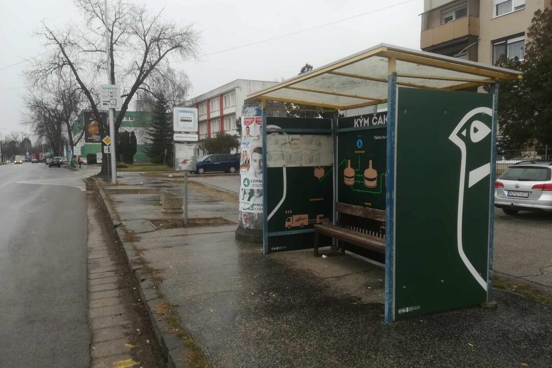 FOTO: Farebné autobusové zastávky v Hurbanove, foto 3