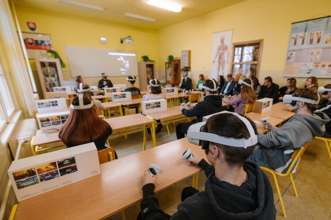 FOTO: Stredné zdravotnícke školy dostali virtuálnu anatómiu ľudského tela, foto 1