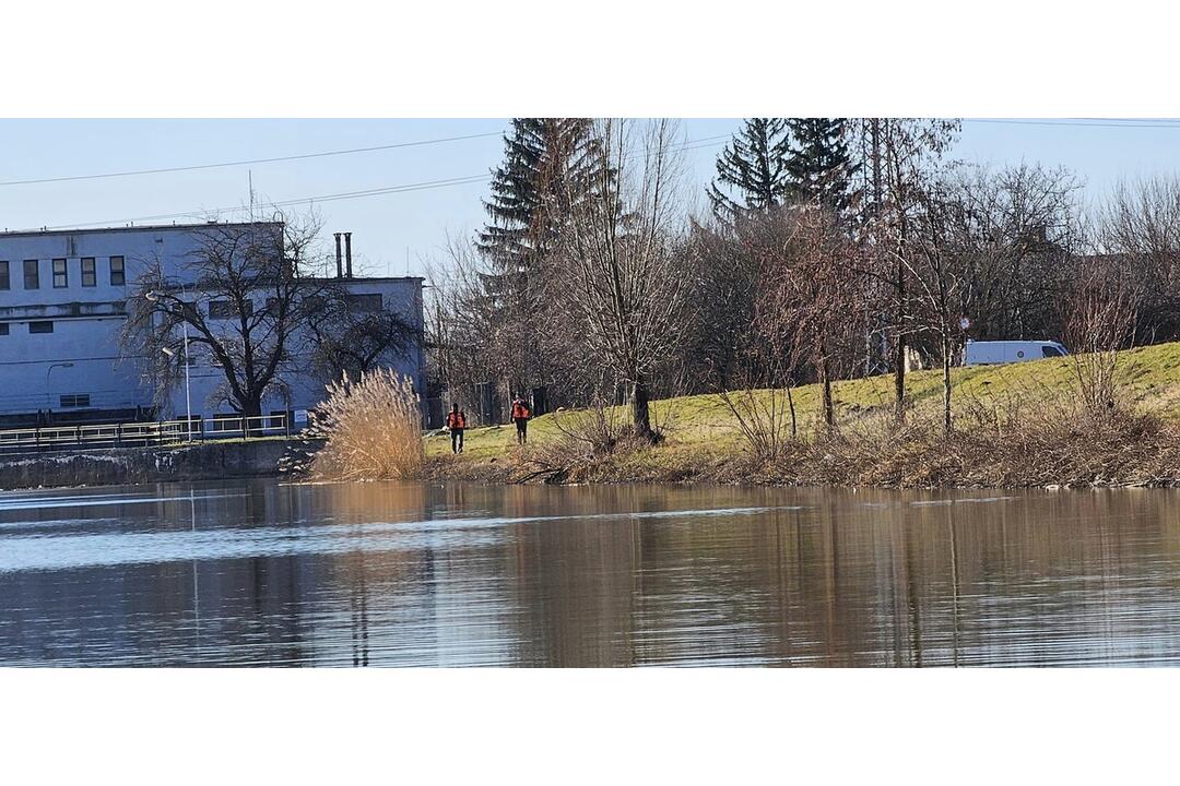 FOTO: Sonarom prehľadali rieku Nitra, pátrali po nezvestnej Márii, foto 6