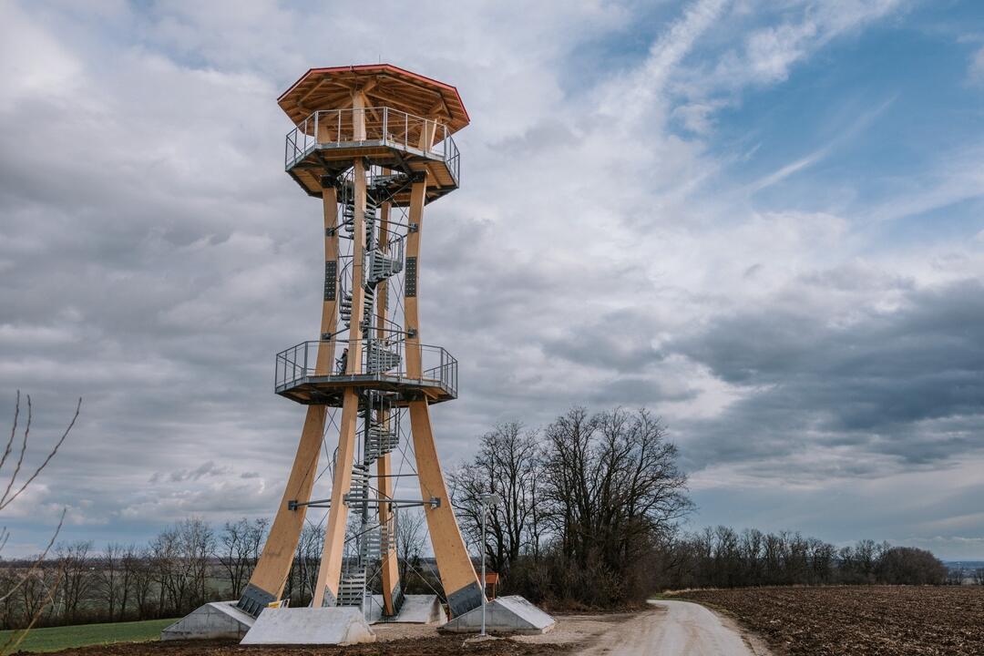 FOTO: Nová rozhľadňa v Golianove, foto 1