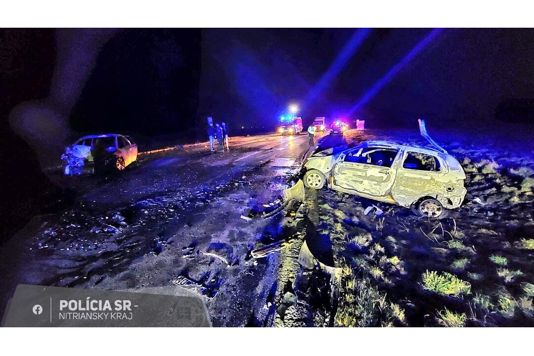 FOTO: Tragická nehoda dvoch áut pri Semerove, foto 3