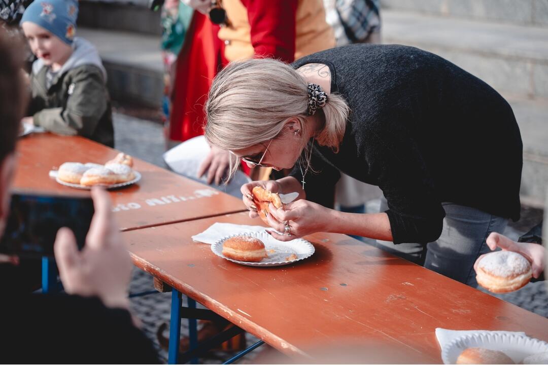 FOTO: Súaž v jedení šišiek vyhrala Paula z Jelenca, foto 1