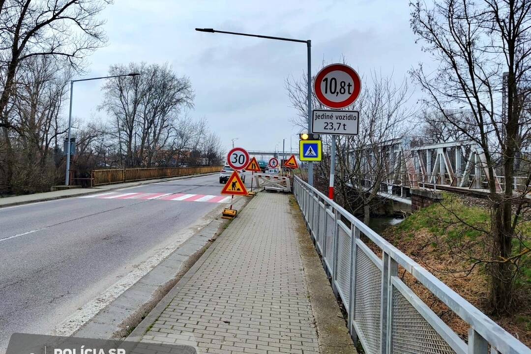 FOTO: Dopravné obmedzenie na moste v Kalnej nad Hronom, foto 4