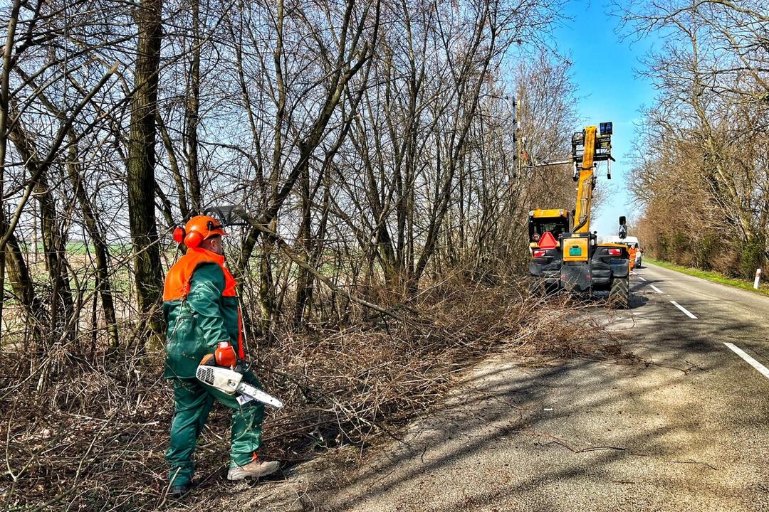 FOTO: Na cestách Nitrianskeho kraja prebieha jarné upratovanie, foto 1