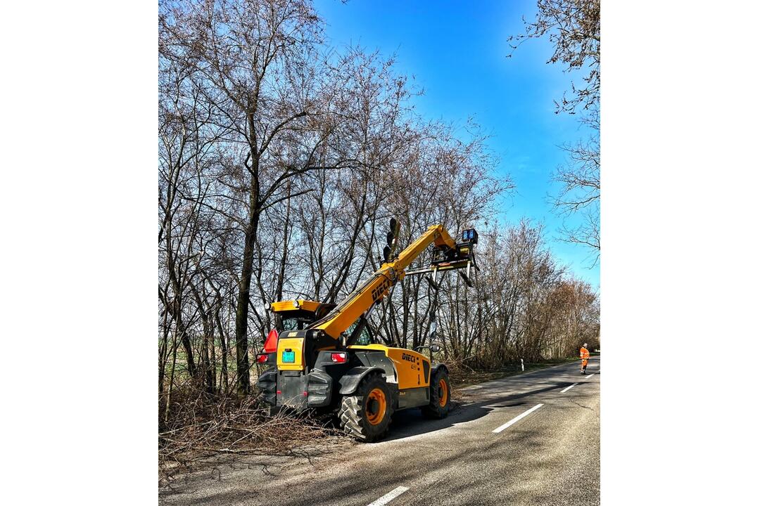 FOTO: Na cestách Nitrianskeho kraja prebieha jarné upratovanie, foto 3