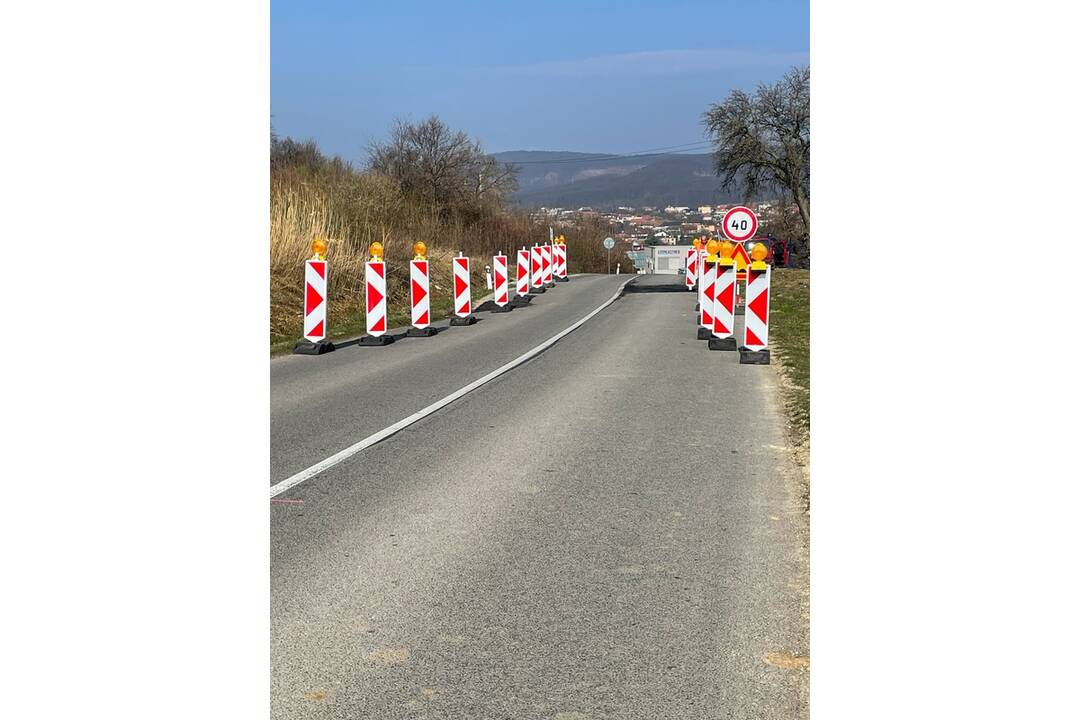 FOTO: Pri Žiranoch platia dopravné obmedzenia, praská tu cesta, foto 6