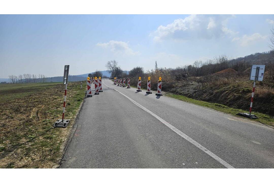 FOTO: Pri Žiranoch platia dopravné obmedzenia, praská tu cesta, foto 12