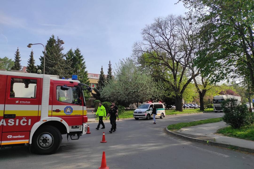 FOTO: Zrážka nákladiaka s autom obmedzila premávku v Zlatých Moravciach, foto 2