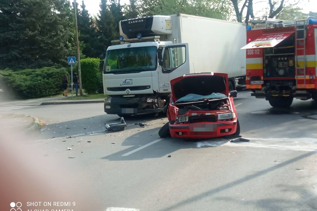 FOTO: Zrážka nákladiaka s autom obmedzila premávku v Zlatých Moravciach, foto 5