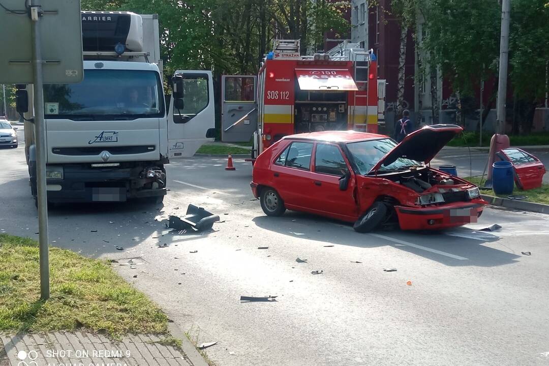 FOTO: Zrážka nákladiaka s autom obmedzila premávku v Zlatých Moravciach, foto 6