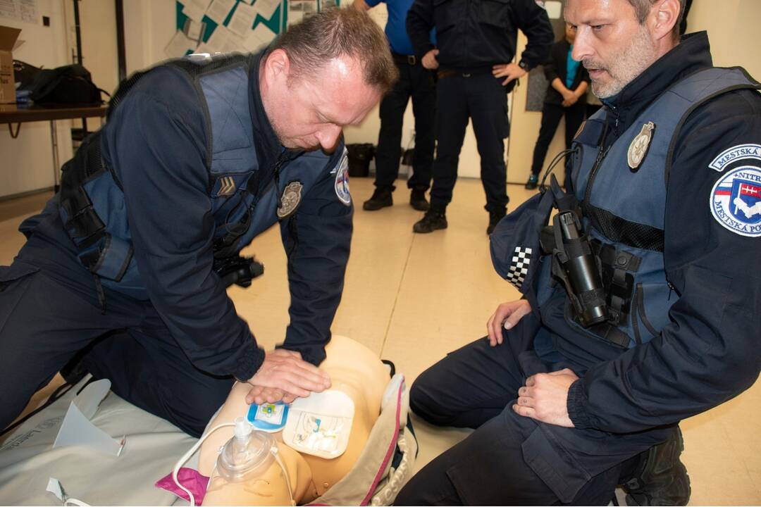 FOTO: Mestkí policajti v Nitre dostanú nové defibrilátory, absolvovali aj školenie, foto 6