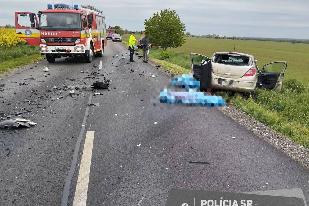 FOTO: Tragická nehoda pri Hornej Kráľovej neďaleko Šale má tri obete, foto 2