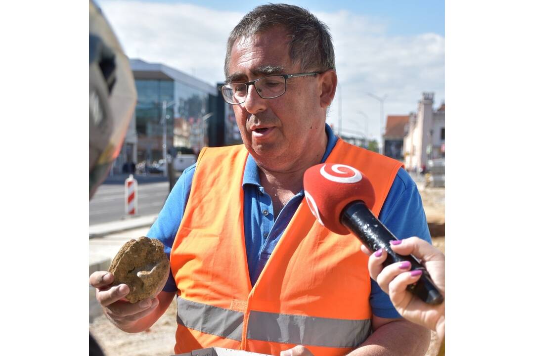 FOTO: Prevratný archeologický prieskum pred nitrianskym Priorom odhalil praveký hrob aj stredoveké artefakty, foto 8