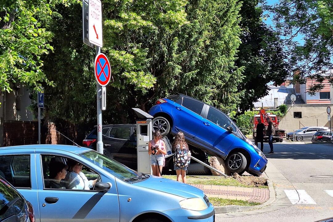 FOTO: Podivné parkovanie v Topoľčanoch, foto 3