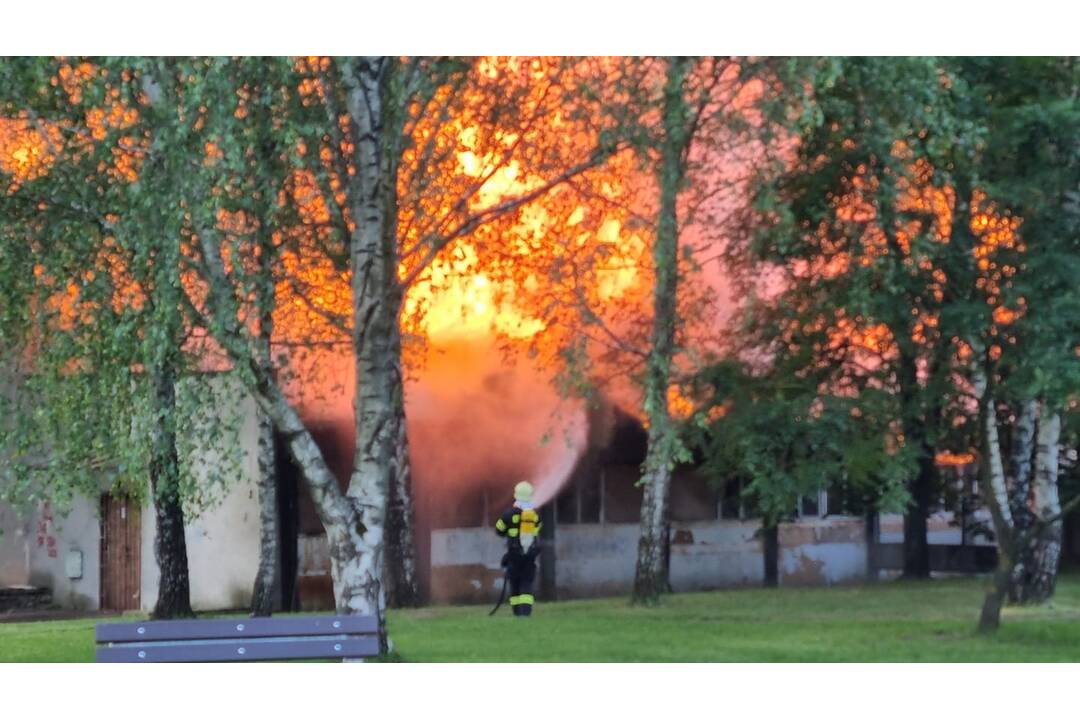 FOTO: Bývalá mestská telocvičňa v Šahách zhorela do tla, foto 1