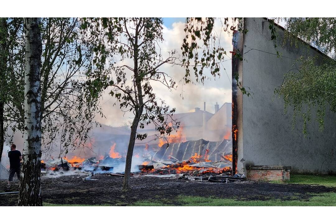 FOTO: Bývalá mestská telocvičňa v Šahách zhorela do tla, foto 2