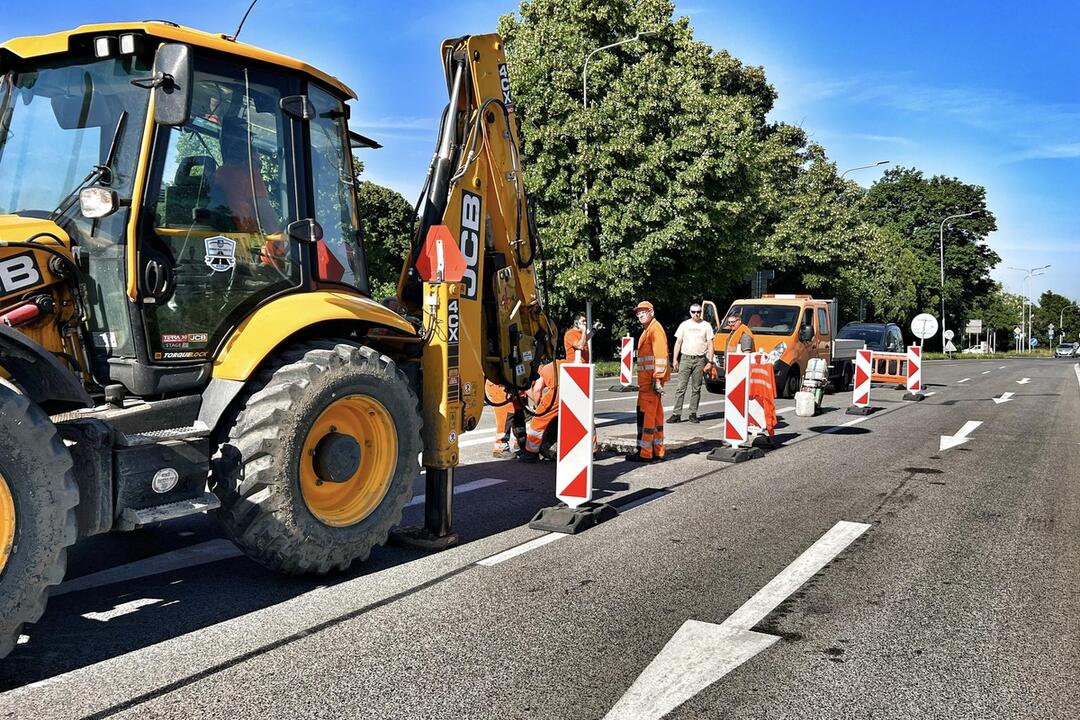 FOTO: Cestári vyrazili do nitrianskych ulíc, zaplátali prepadnutú cestu na Chrenovej, foto 1