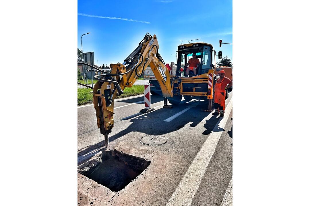 FOTO: Cestári vyrazili do nitrianskych ulíc, zaplátali prepadnutú cestu na Chrenovej, foto 6