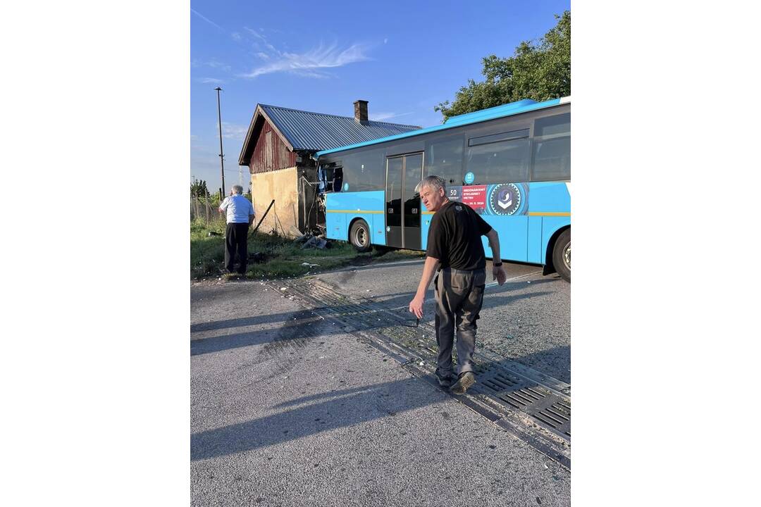 FOTO: V Ivanke pri Nitre došlo k zrážke vlaku s autobusom, náraz ho odhodil do domčeka, foto 2