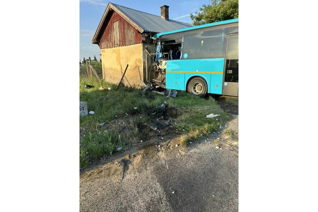 FOTO: V Ivanke pri Nitre došlo k zrážke vlaku s autobusom, náraz ho odhodil do domčeka, foto 6