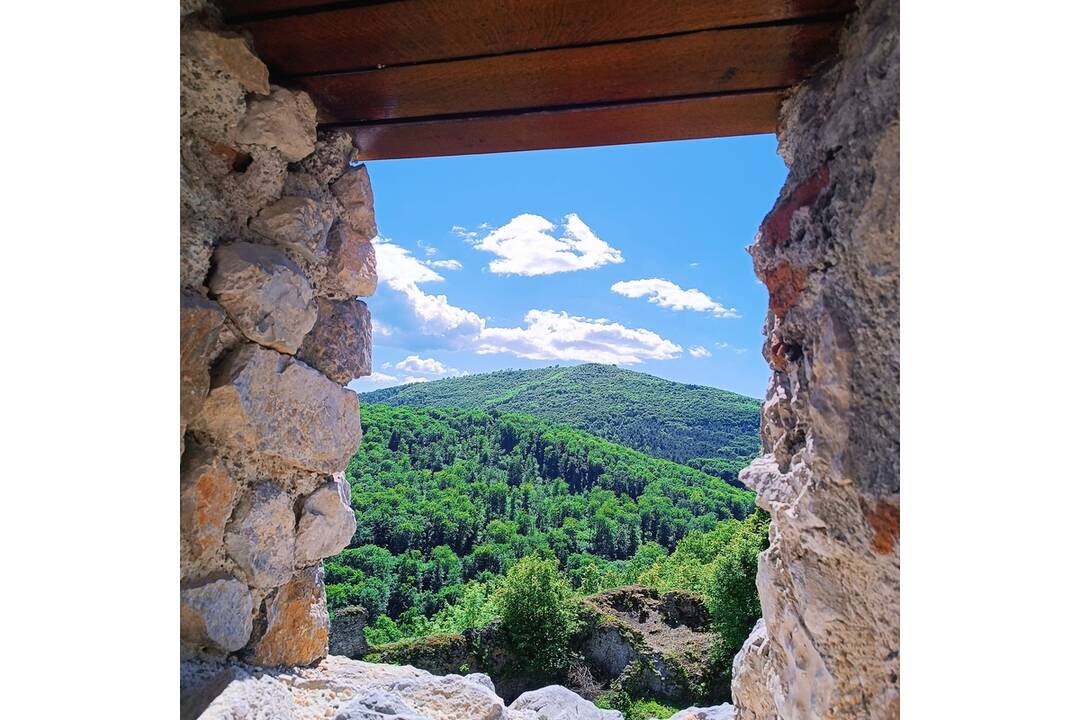 FOTO: Výlet na Topoľčiansky hrad a do Jaskyňe Opálená skala, foto 1