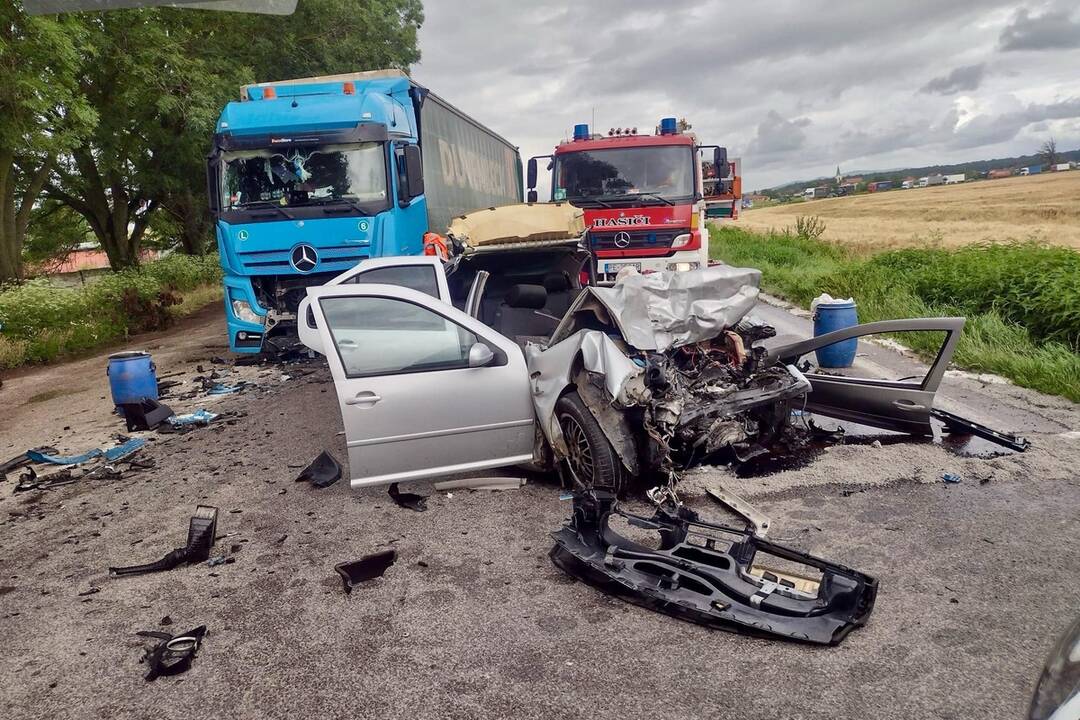 FOTO: Pri nehode v Rajčanoch vyhasol život 35-ročného vodiča, foto 4