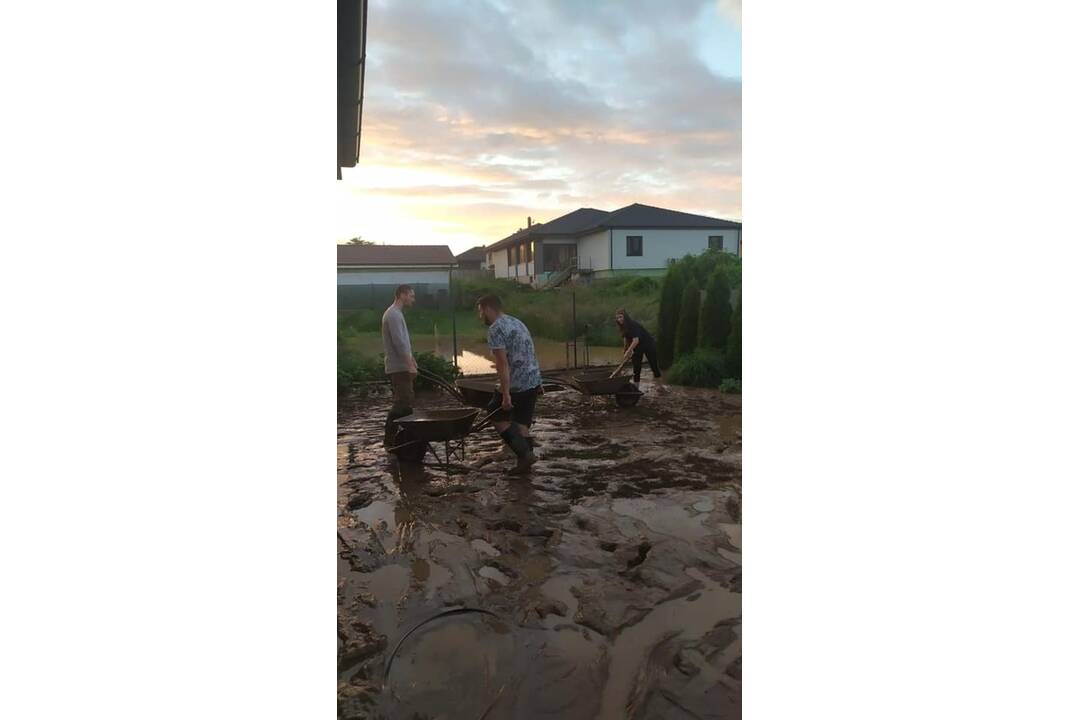 FOTO: Dobrovoľníci pomáhajú odstraňovať následky záplav na Kyneku, foto 2