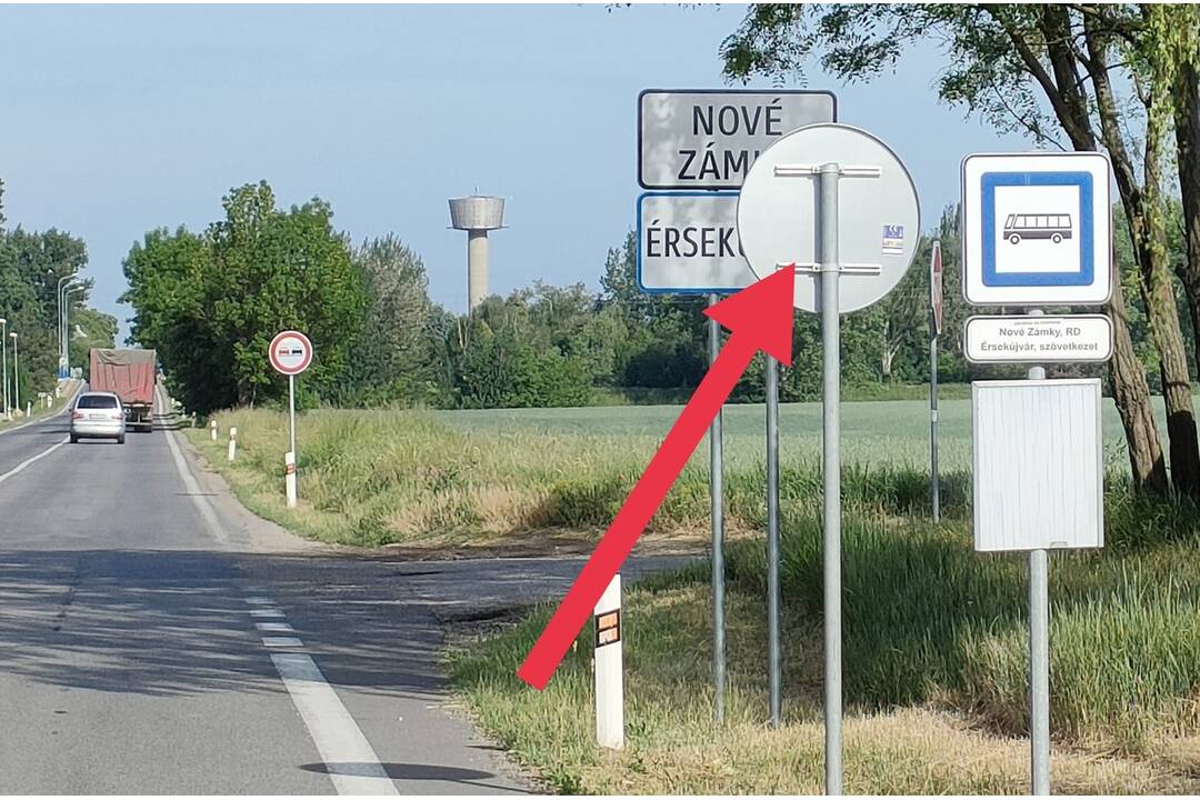 FOTO: Zvláštne značky na predmestí Nových Zámkov, foto 2