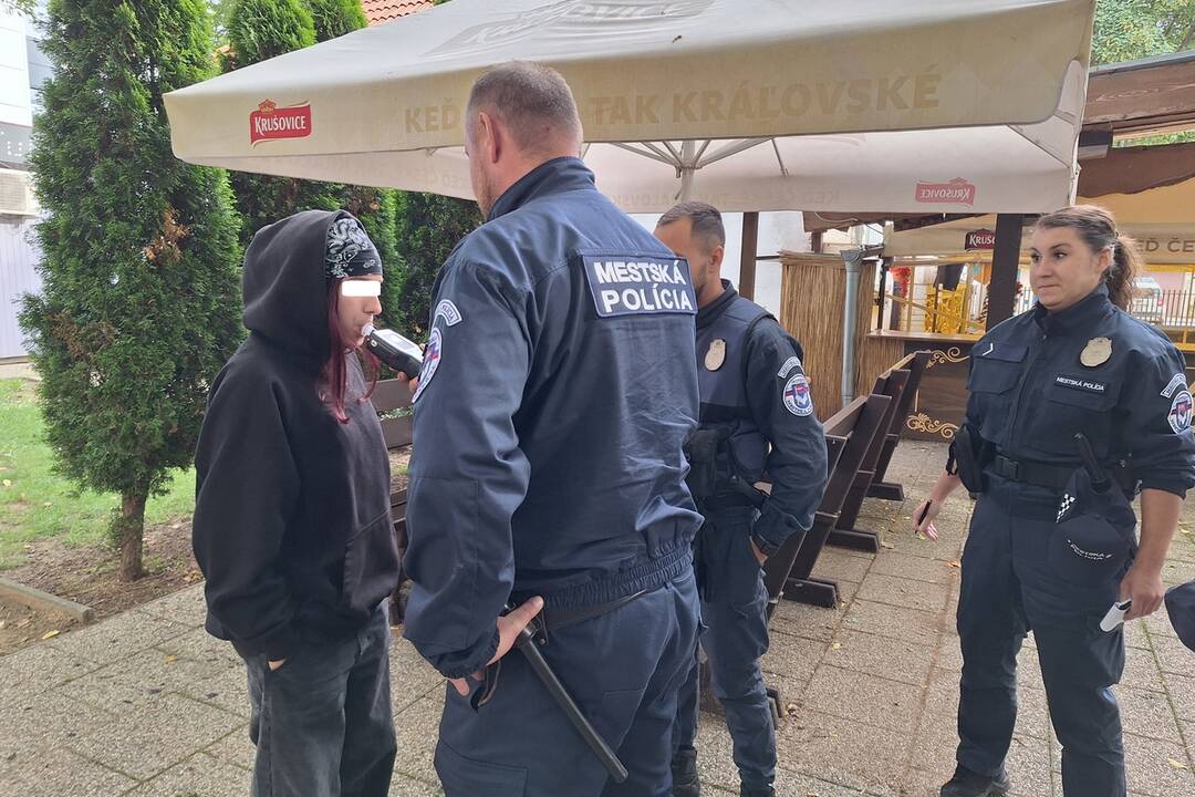 FOTO: Mestská polícia v Nitre bojuje proti užívaniu tabaku, alkoholu a drog u mládeže, foto 2