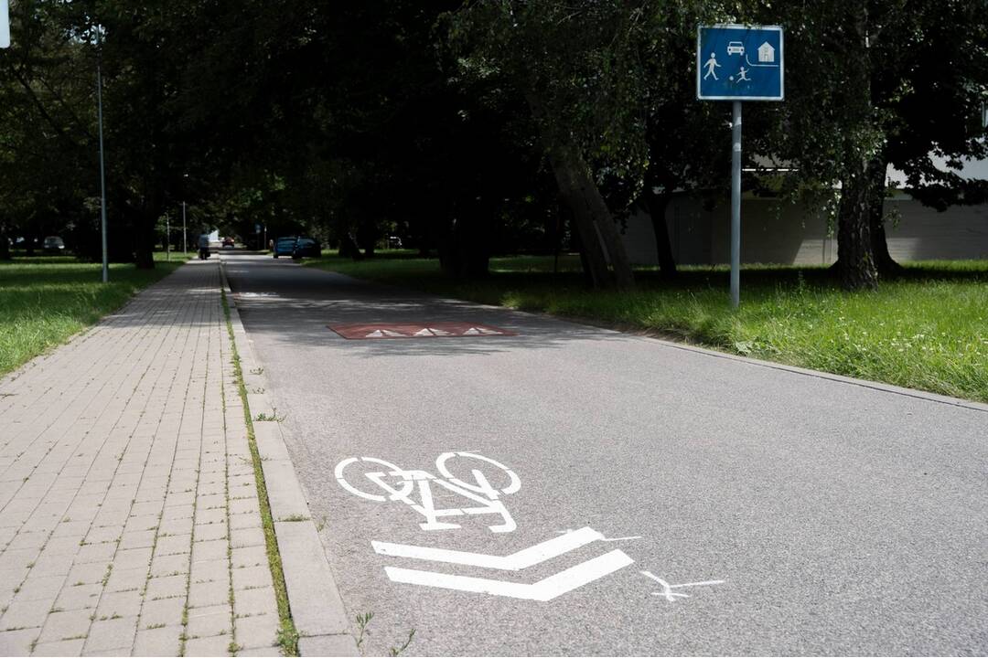 FOTO: Po ulici Ľ. Okánika v Nitre už môžu ísť cyklisti obojsmerne, pribudli tu i dopravné vankúše, foto 1