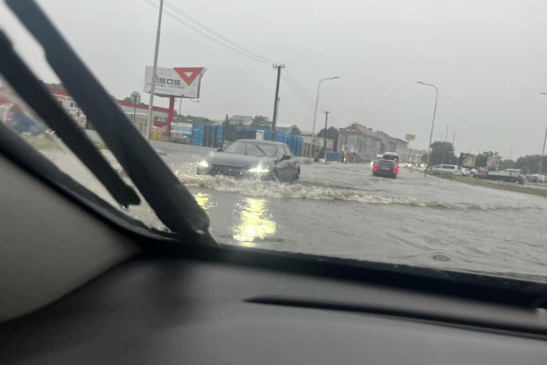 FOTO: V Nitre a okolí vyčíňajú silné búrky, lámu stromy a vytopené sú aj ulice, foto 1