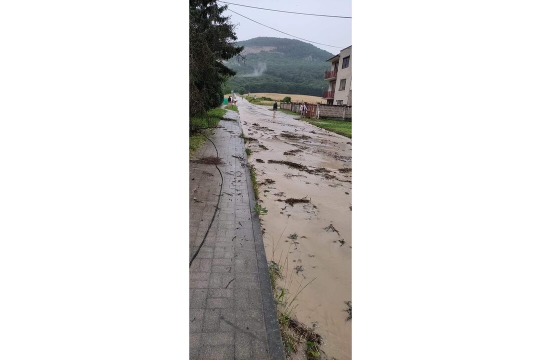 FOTO: V Nitre a okolí vyčíňajú silné búrky, lámu stromy a vytopené sú aj ulice, foto 9