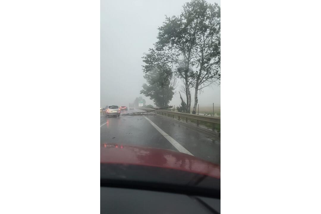 FOTO: V Nitre a okolí vyčíňajú silné búrky, lámu stromy a vytopené sú aj ulice, foto 12