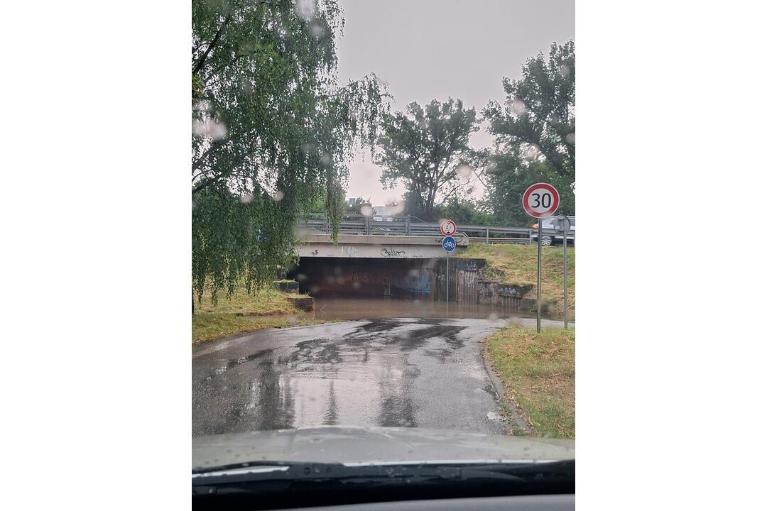 FOTO: V Nitre a okolí vyčíňajú silné búrky, lámu stromy a vytopené sú aj ulice, foto 15