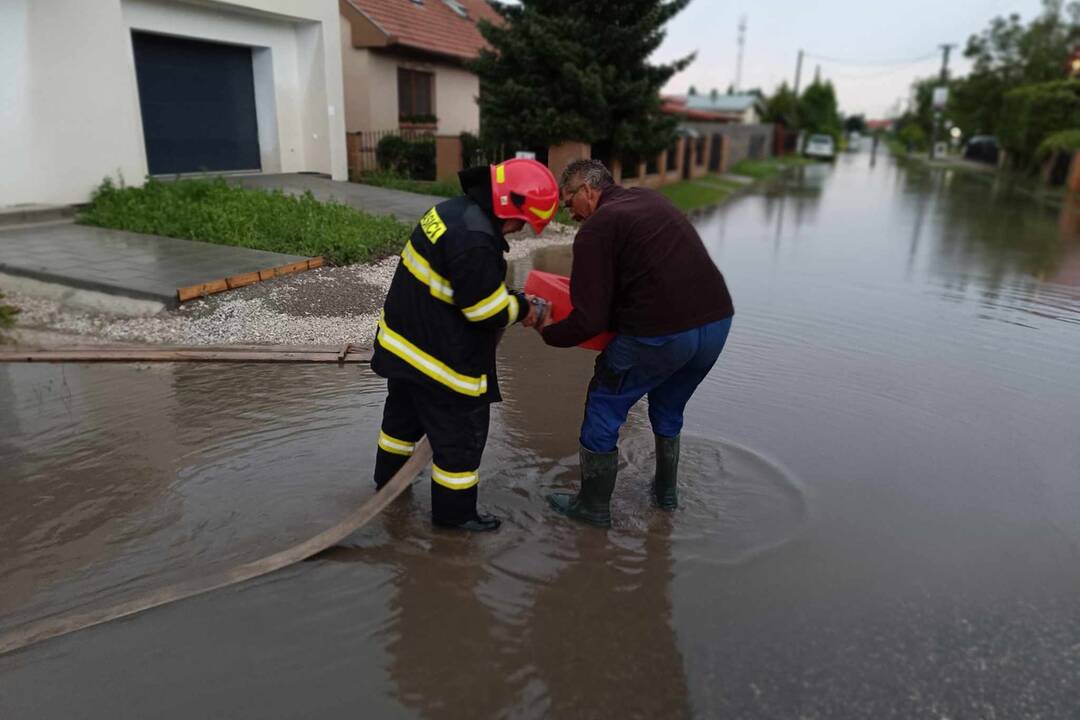 FOTO: Včerajší zásah dobrovoľných hasičov z Palárikova, foto 7