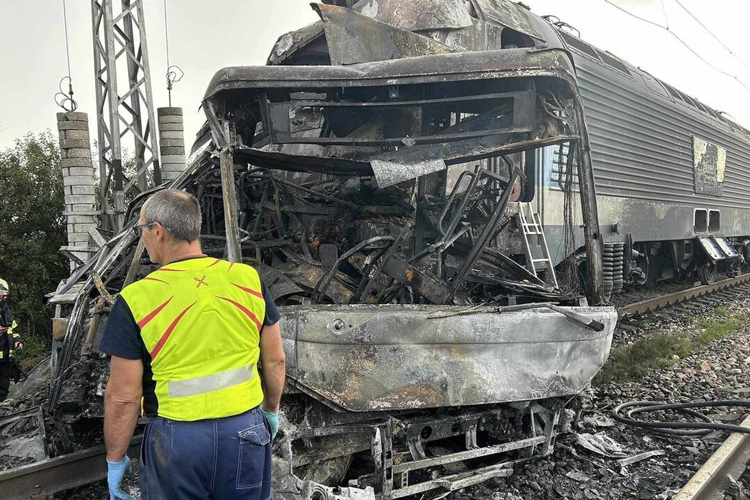 FOTO: Tragická zrážka vlaku s autobusom pri Nových Zámkoch: Rušeň zachvátil požiar, foto 4