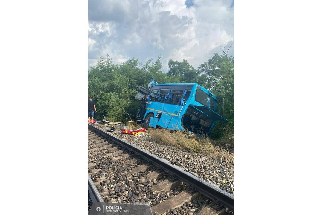 FOTO: Tragická zrážka vlaku s autobusom pri Nových Zámkoch: Rušeň zachvátil požiar, foto 12