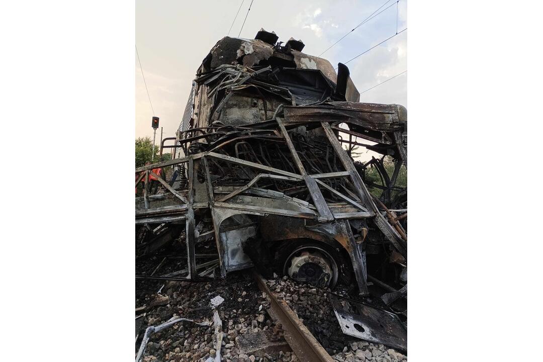 FOTO: Tragická zrážka vlaku s autobusom pri Nových Zámkoch: Rušeň zachvátil požiar, foto 20